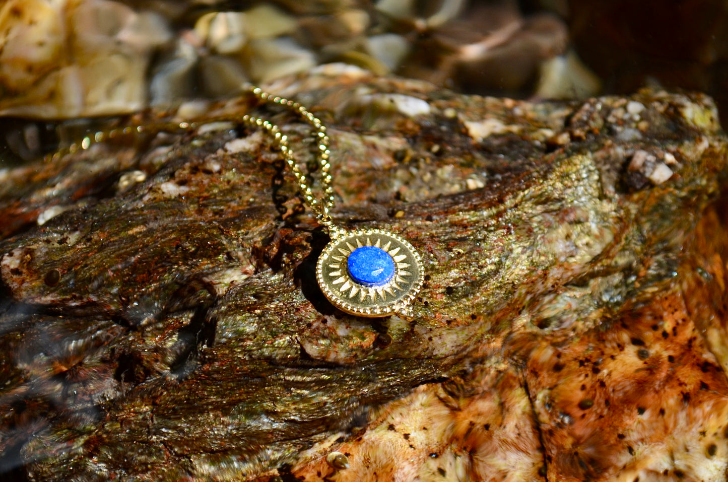 Collier Solaire en Lapis Lazuli – Chaîne Dorée & Pendentif Soleil