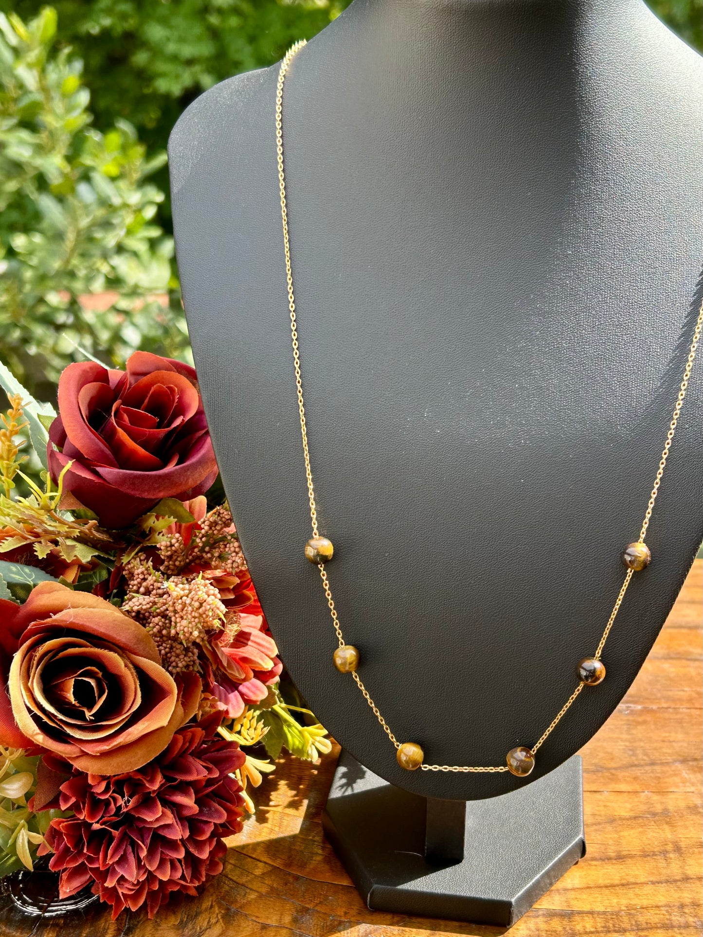 Collier Minimaliste – Œil de Tigre 8 mm & Chaîne Dorée