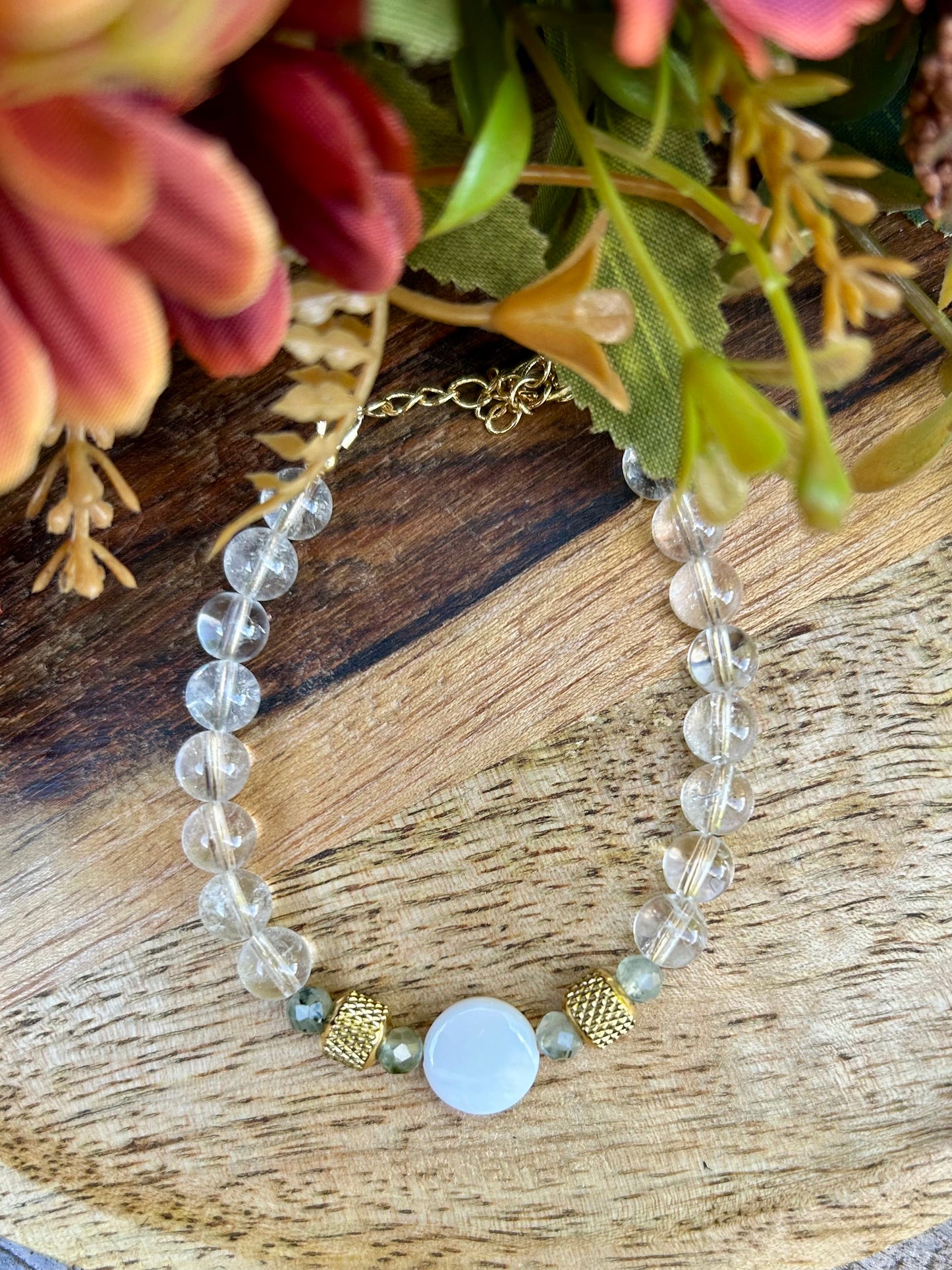 Bracelet doré “Clarté & Protection” – Cristal de roche, Préhnite & Nacre