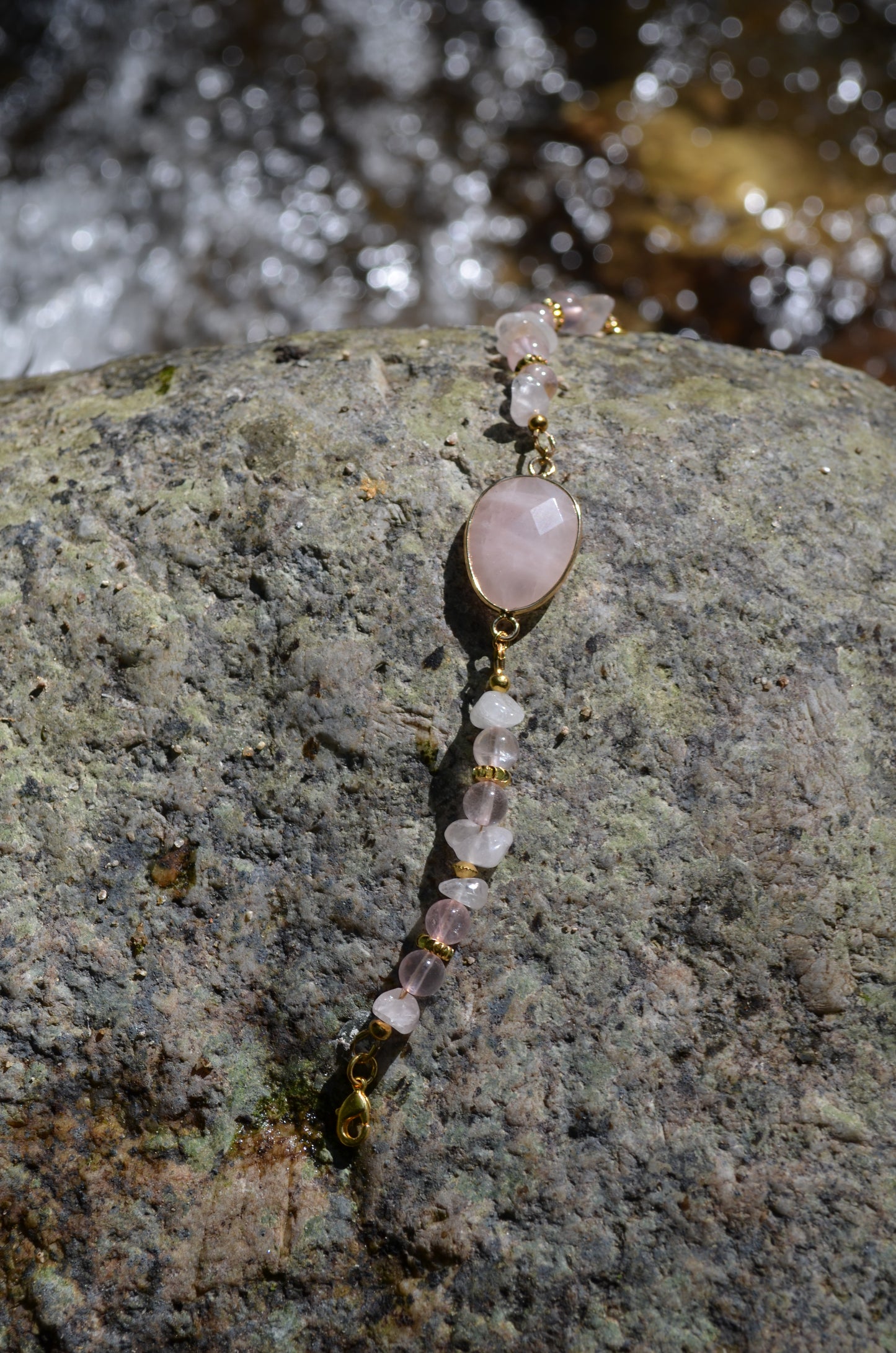 Bracelet Quartz Rose & Doré – Pierre Facettée et Éclats Naturels