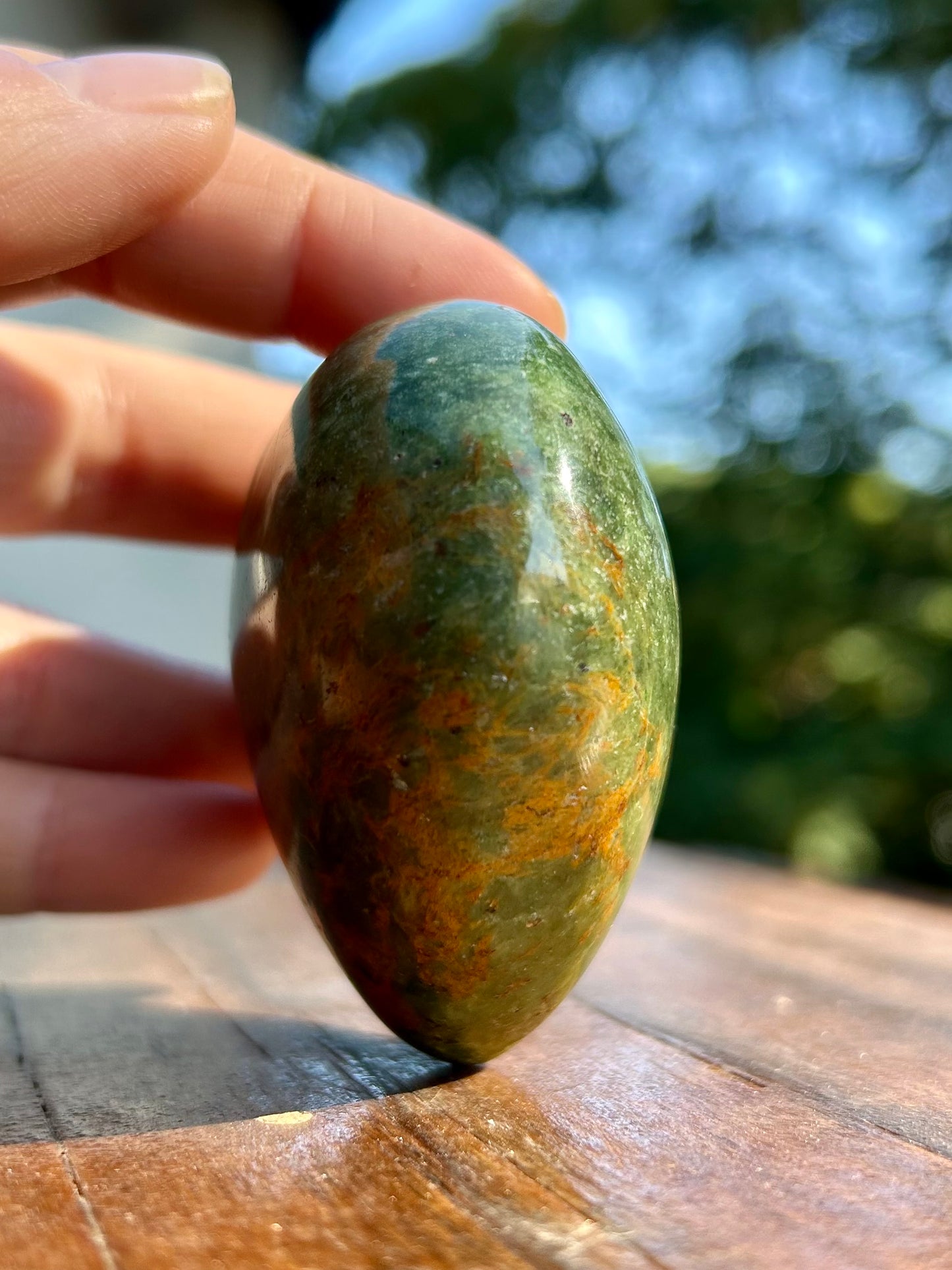 Galet Cœur en Chrysoprase – 143g – 60 à 70 mm
