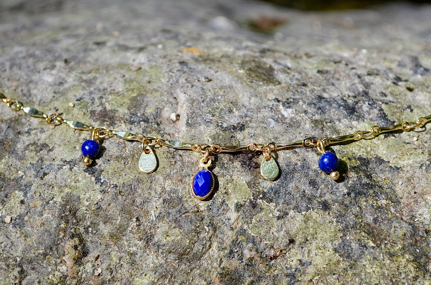 Bracelet Charms & Lapis Lazuli – Chaîne LaitonDorée à l’Or 24k