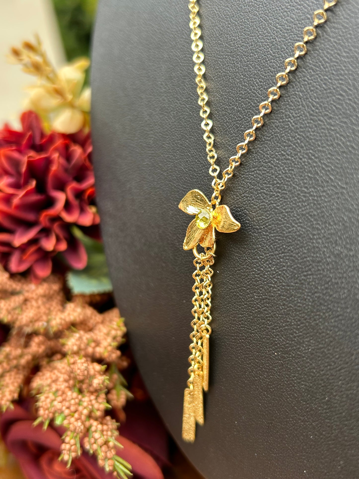 đż Collier OrchidĂ©e en PĂ©ridot et Laiton 24k