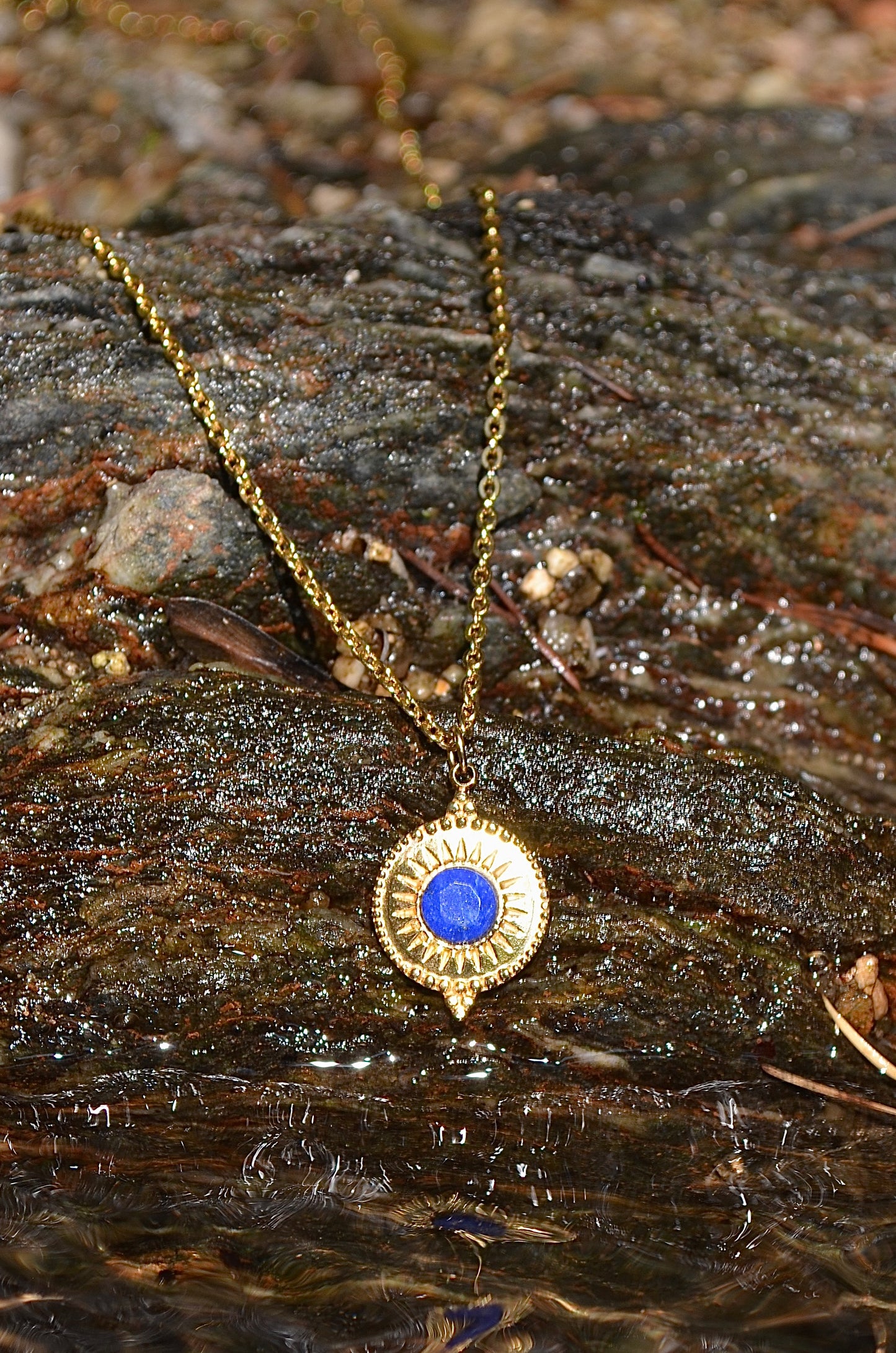 Collier Solaire en Lapis Lazuli – Chaîne Dorée & Pendentif Soleil