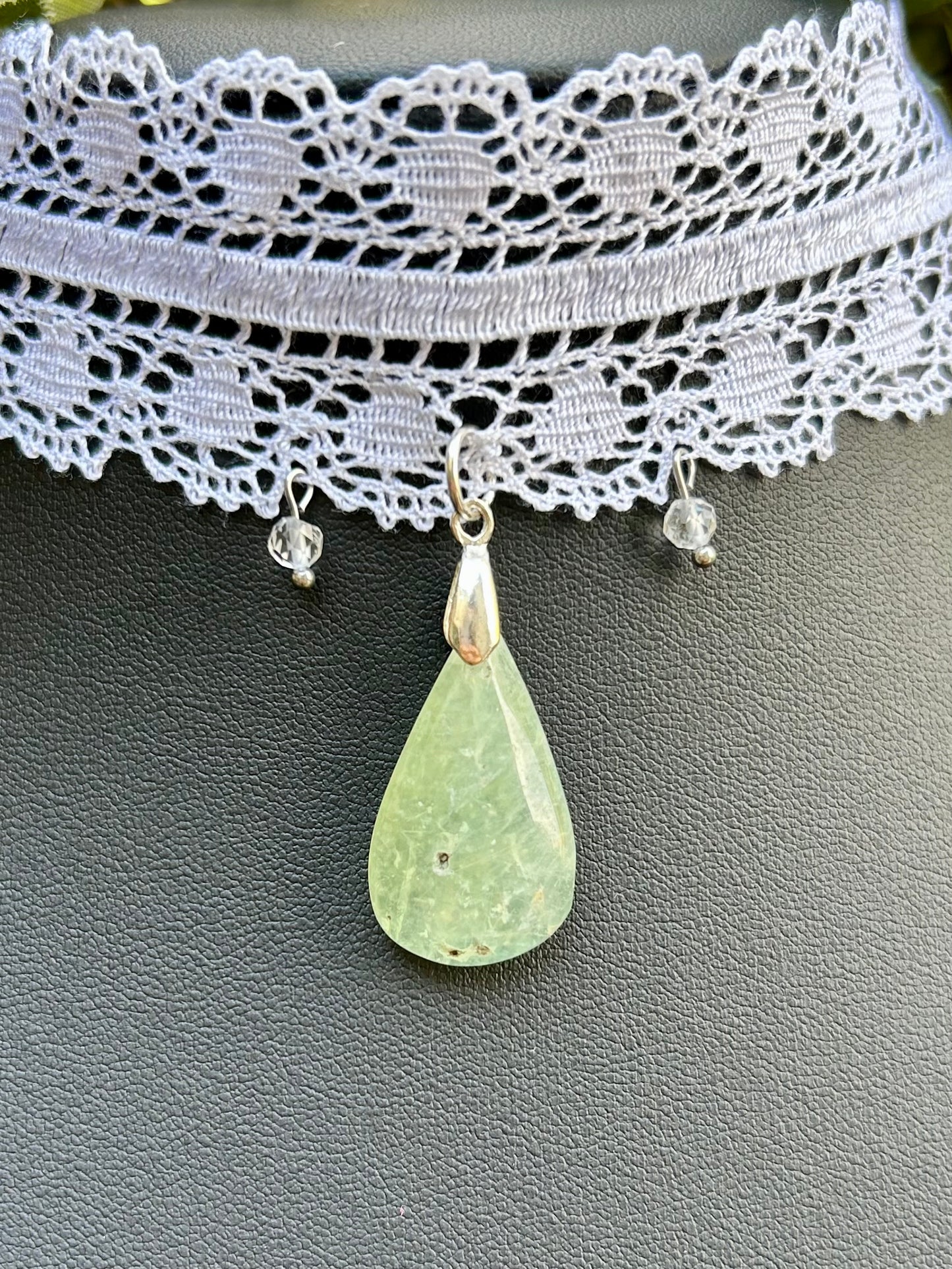 Choker “Élégance & Renouveau” – Dentelle & Préhnite