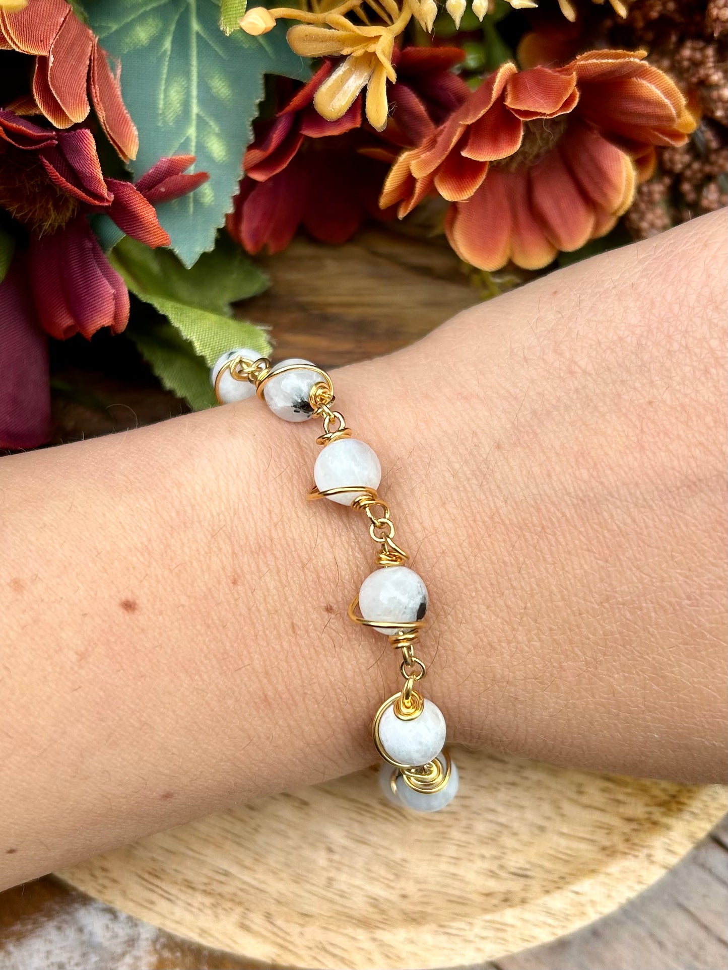 Bracelet en Peristérite (Labradorite blanche) – Fil de fer doré