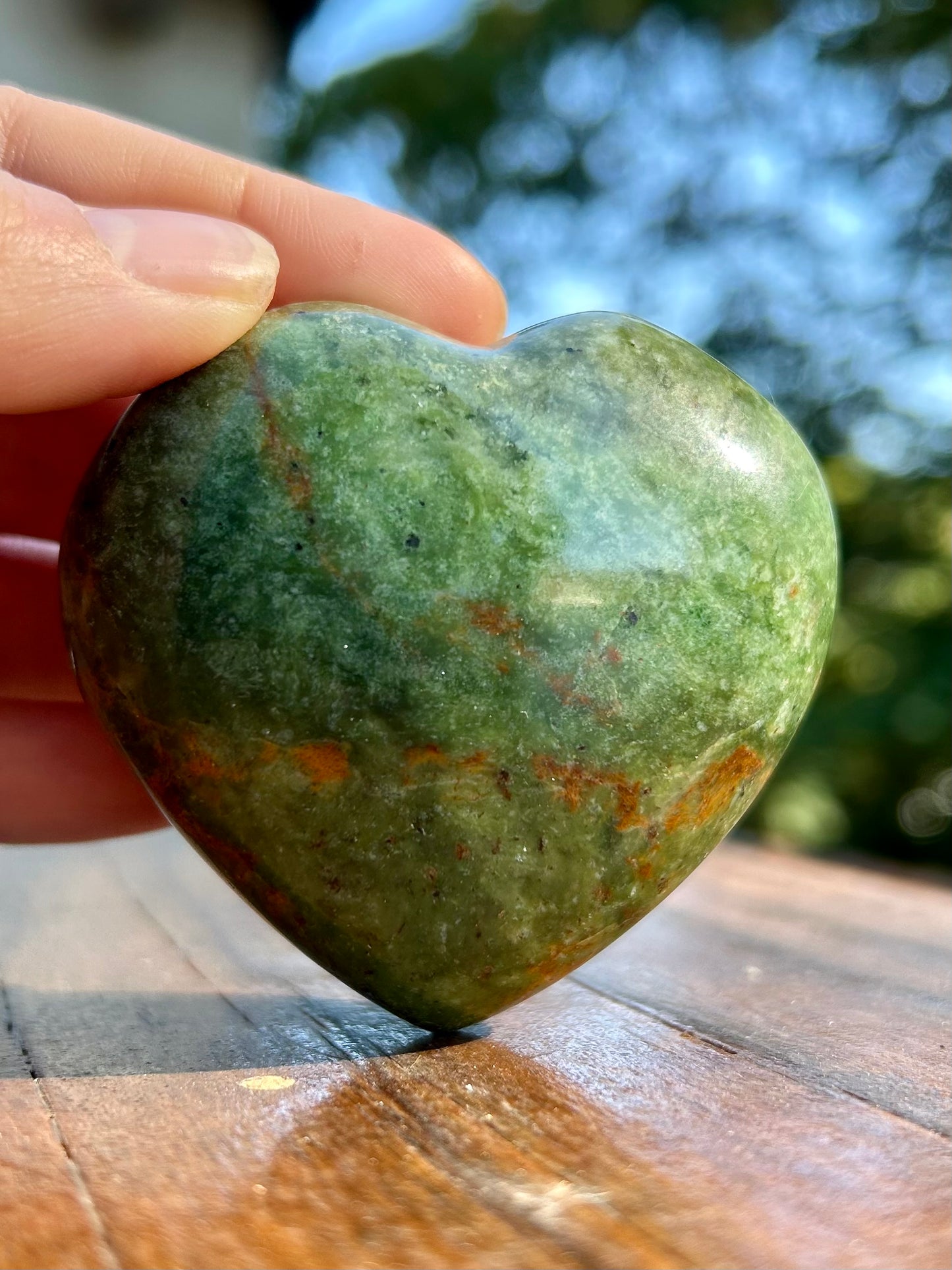 Galet Cœur en Chrysoprase – 143g – 60 à 70 mm