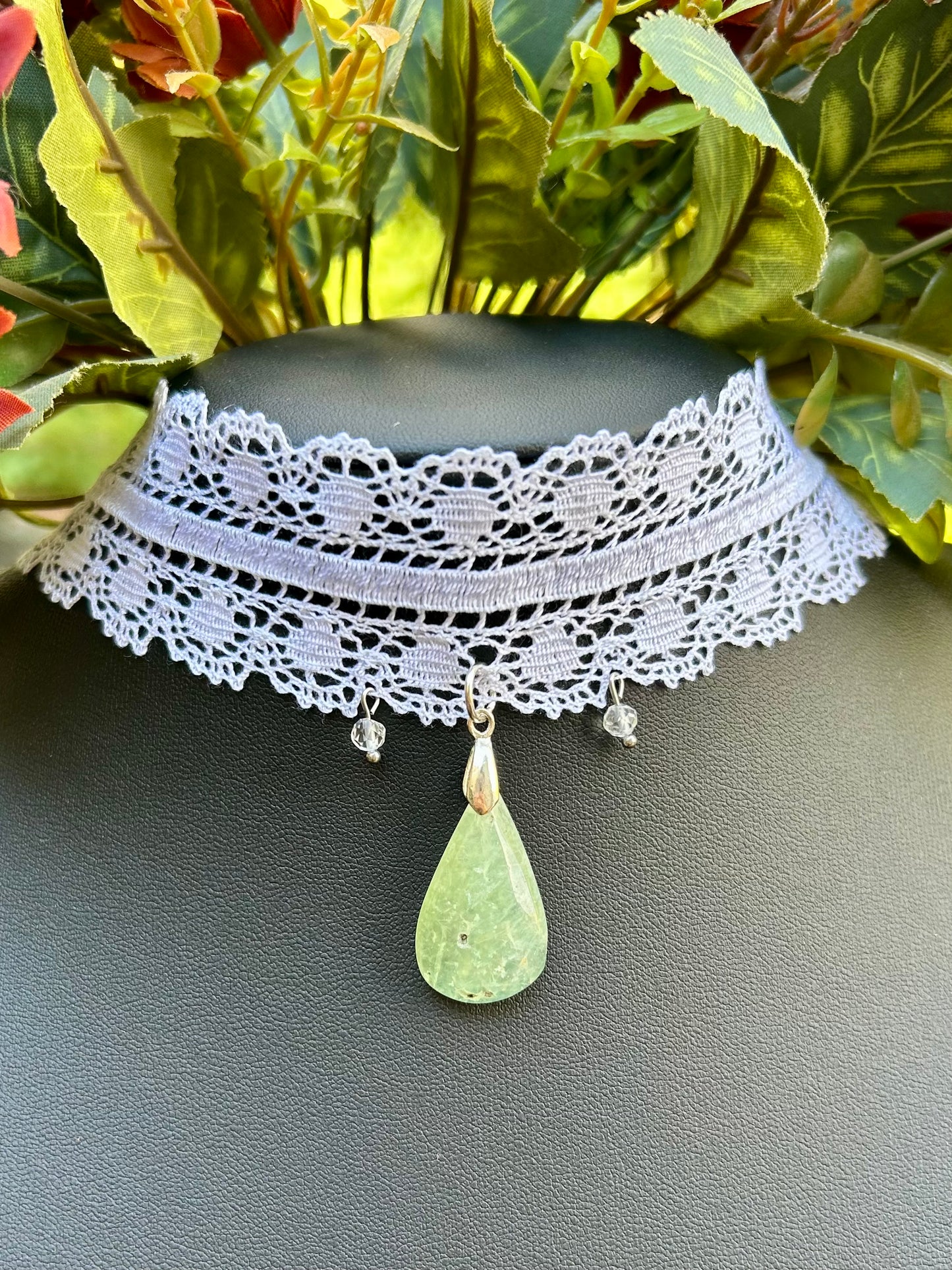 Choker “Élégance & Renouveau” – Dentelle & Préhnite