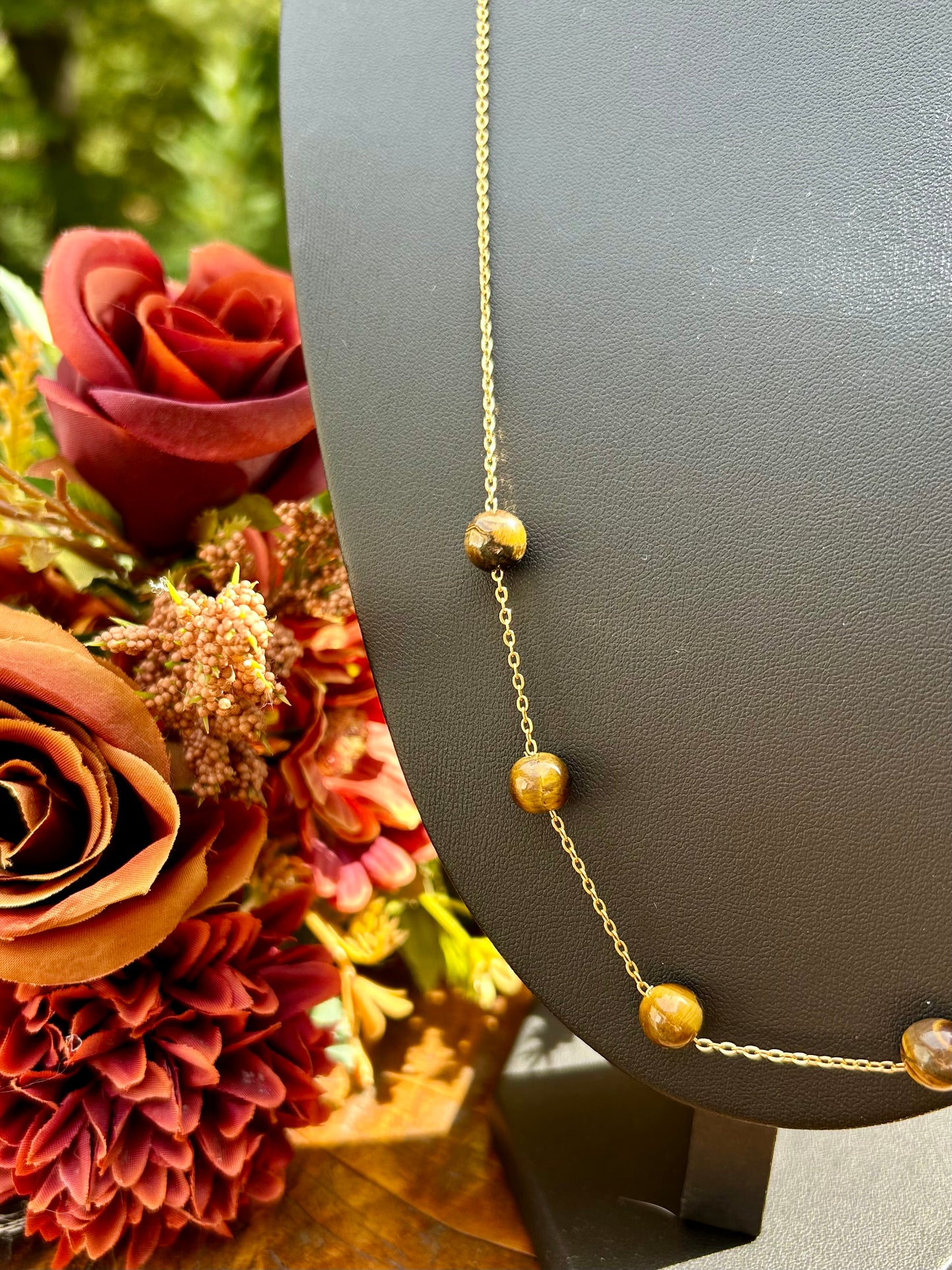 Collier Minimaliste – Œil de Tigre 8 mm & Chaîne Dorée