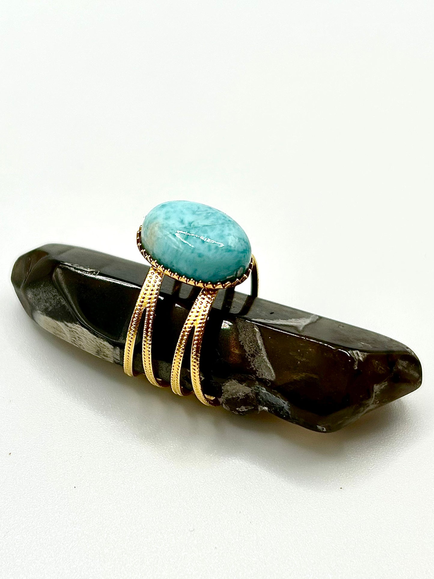 Bague Larimar Femme – Pierre Naturelle des Caraïbes | Bijou Réglable en Acier Inoxydable Doré