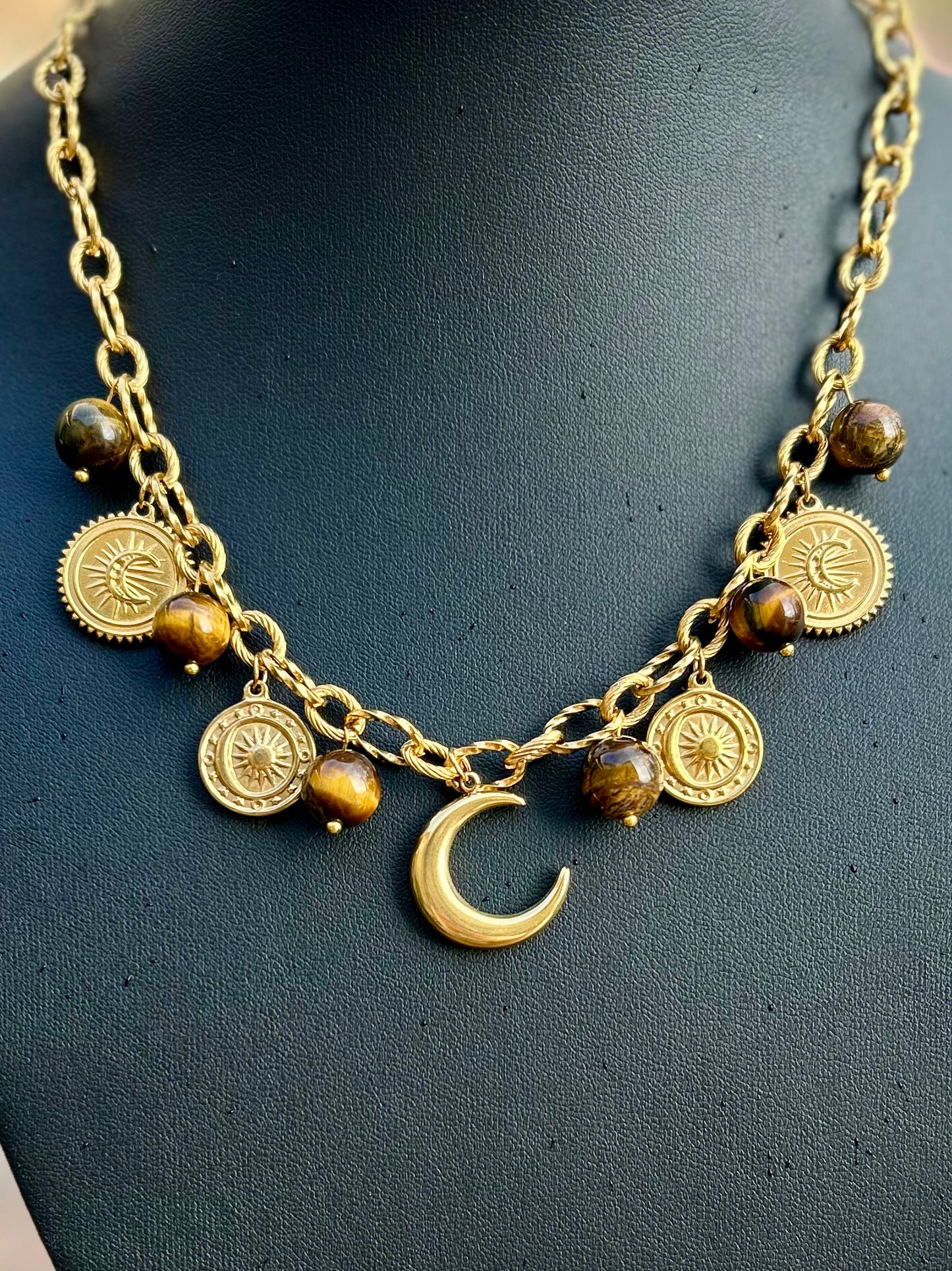 Collier Œil de Tigre & Médailles Mystiques