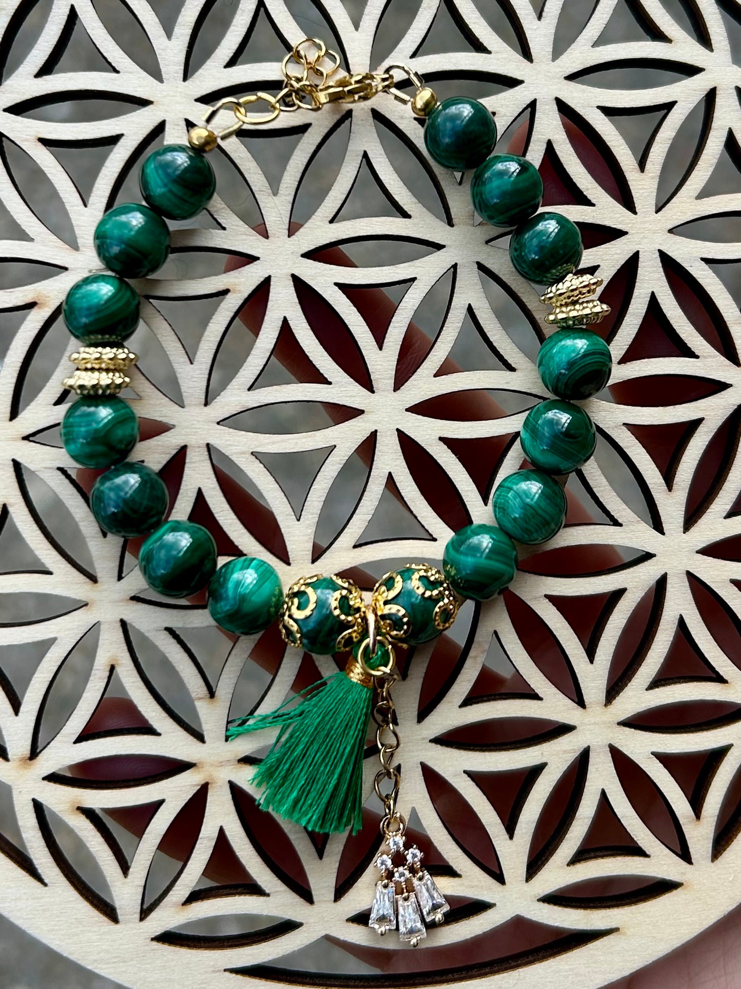 Bracelet en Malachite avec Pompon et Breloque en Acier Inoxydable Doré – Élégance Naturelle et Énergie Positive - Fait Main