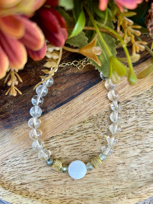 Bracelet doré “Clarté & Protection” – Cristal de roche, Préhnite & Nacre