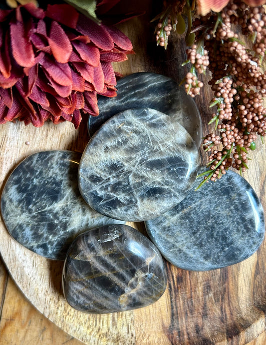 Pierre plate en Pierre de Lune Noire – Intuition & Protection