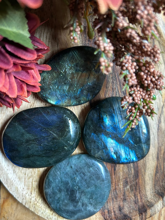 Pierre plate en Labradorite – Protection & Intuition
