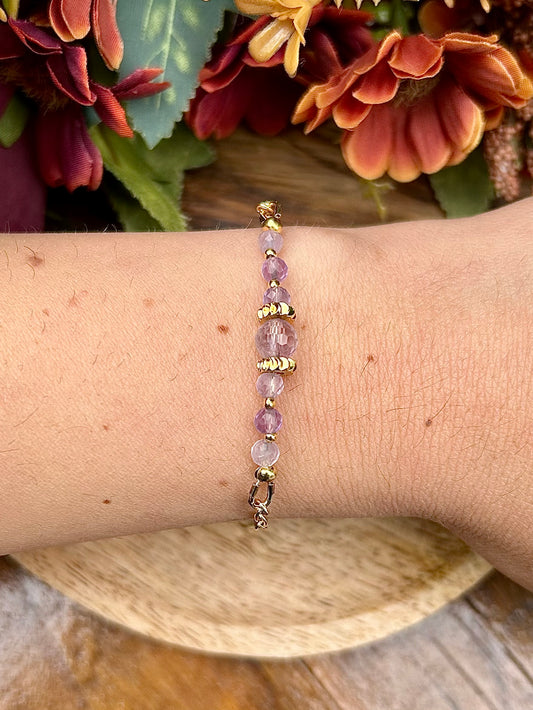 Bracelet en Améthyste – Perles facettées et acier doré