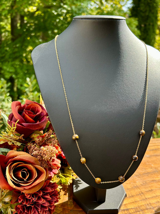 Collier Minimaliste – Œil de Tigre 8 mm & Chaîne Dorée