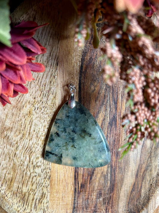 Pendentif en Préhnite Naturelle – Pierre de Clarté et de Sérénité