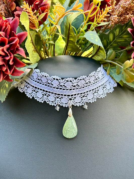 Choker “Élégance & Renouveau” – Dentelle & Préhnite