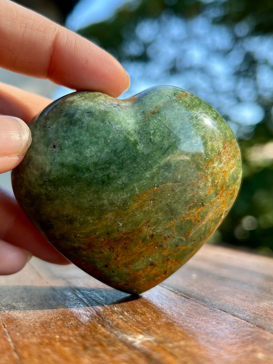 Galet Cœur en Chrysoprase – 143g – 60 à 70 mm