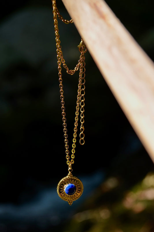 Collier Solaire en Lapis Lazuli – Chaîne Dorée & Pendentif Soleil