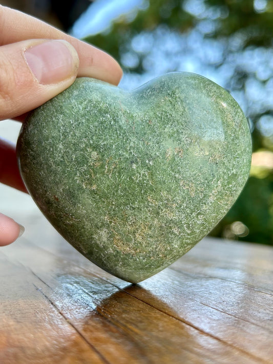 Galet Cœur en Chrysoprase – 209 g – 70 à 80 mm
