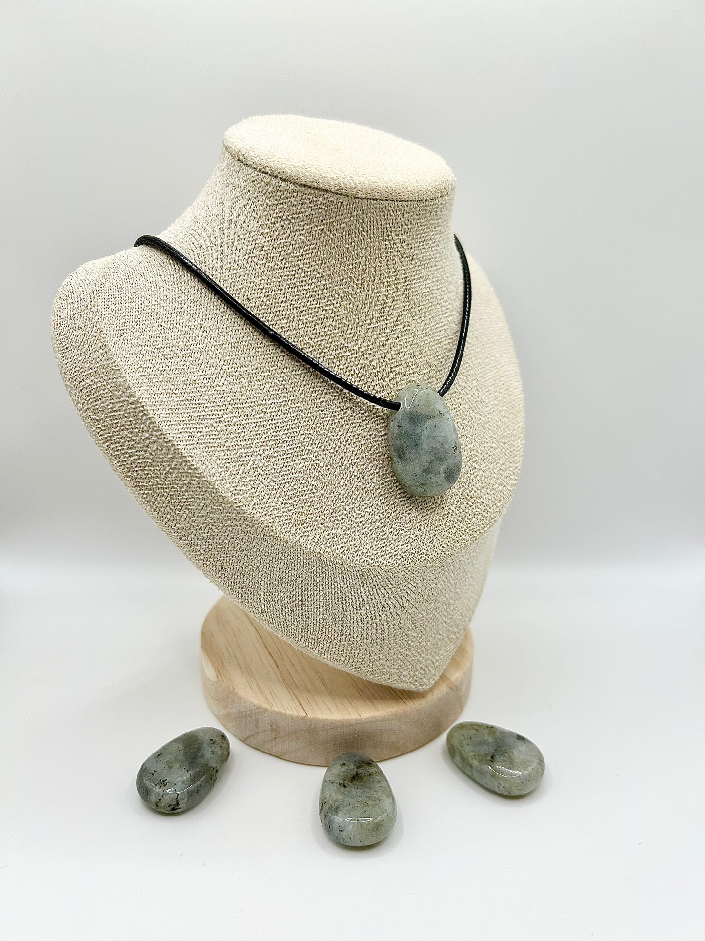 Collier en labradorite naturelle – Protection et élégance