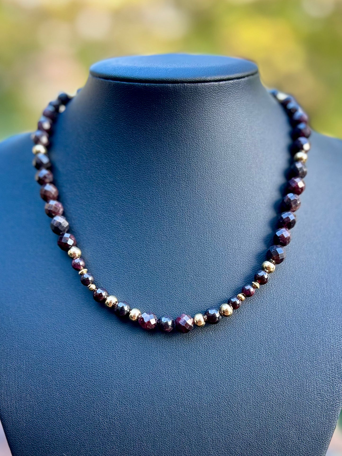 Collier L’Appel du Grenat – Grenat facetté 8 mm & Grenat 6 mm | Force, passion & ancrage