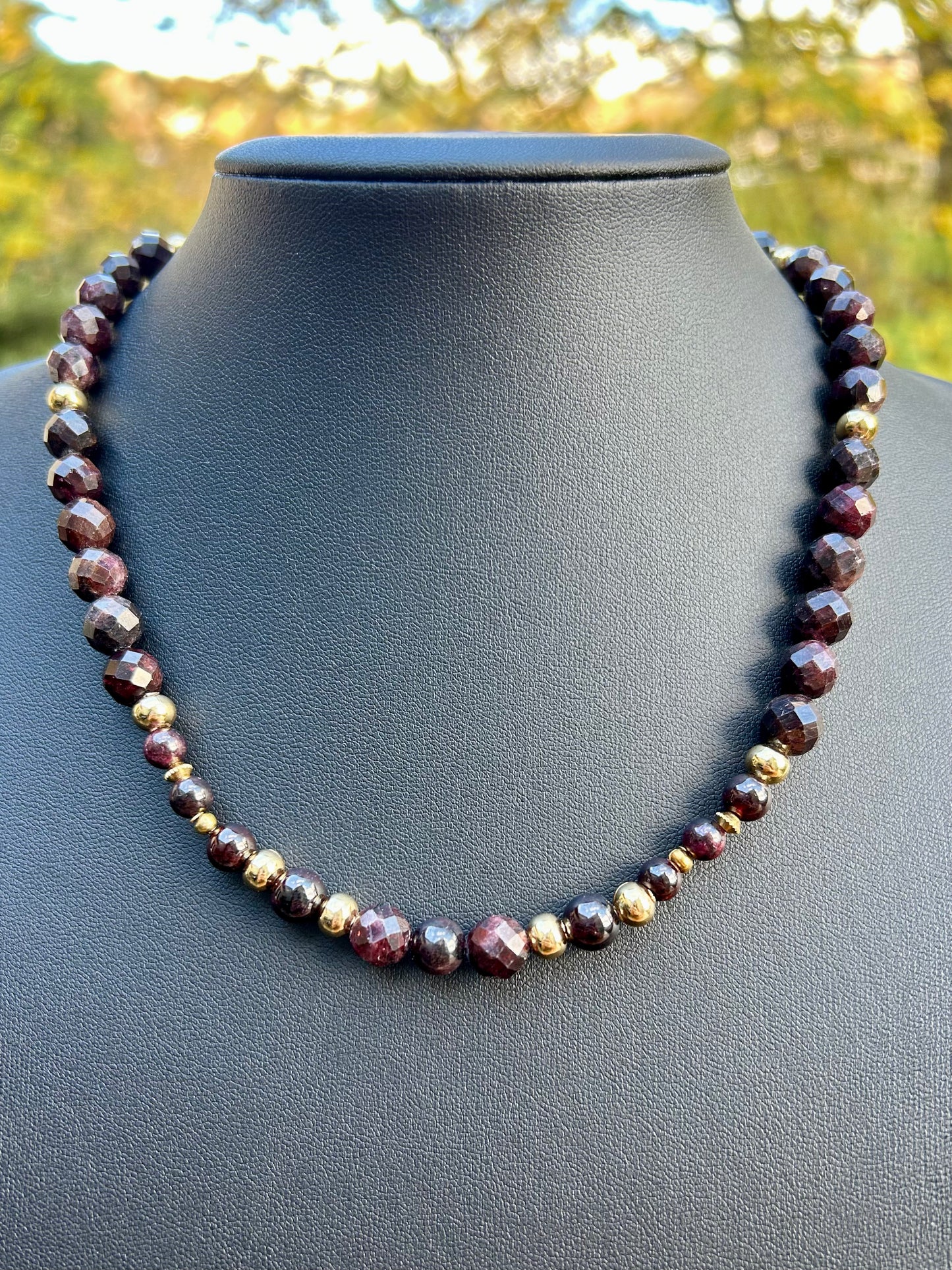 Collier L’Appel du Grenat – Grenat facetté 8 mm & Grenat 6 mm | Force, passion & ancrage