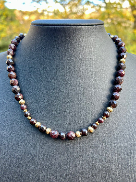 Collier L’Appel du Grenat – Grenat facetté 8 mm & Grenat 6 mm | Force, passion & ancrage