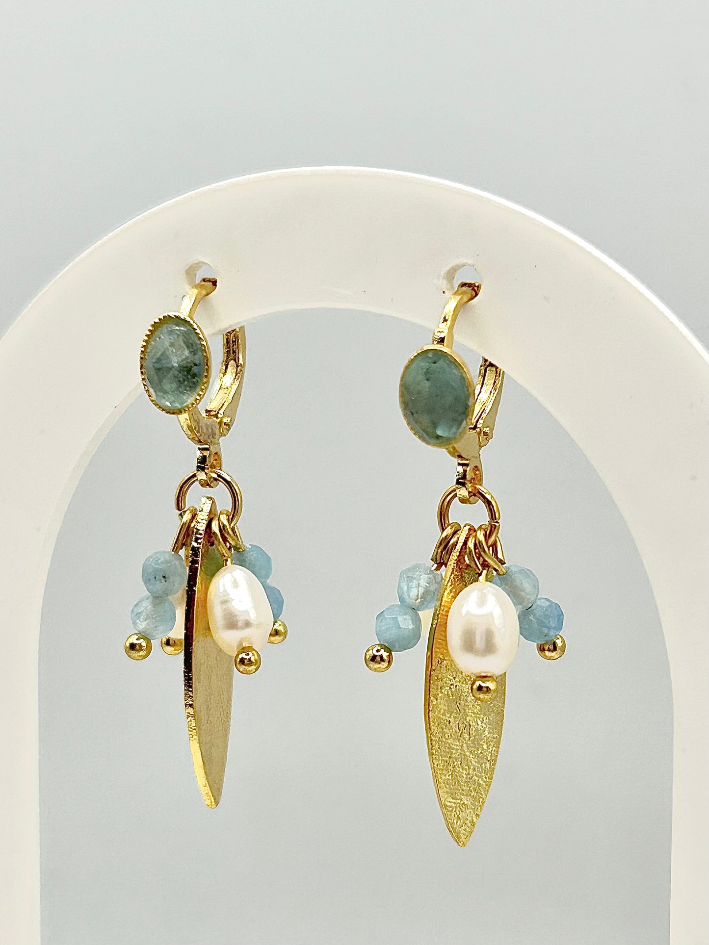 Boucles d’oreilles Aigue-Marine & Perles – Pierres Naturelles | Bijou en Laiton Doré à l’Or 24k