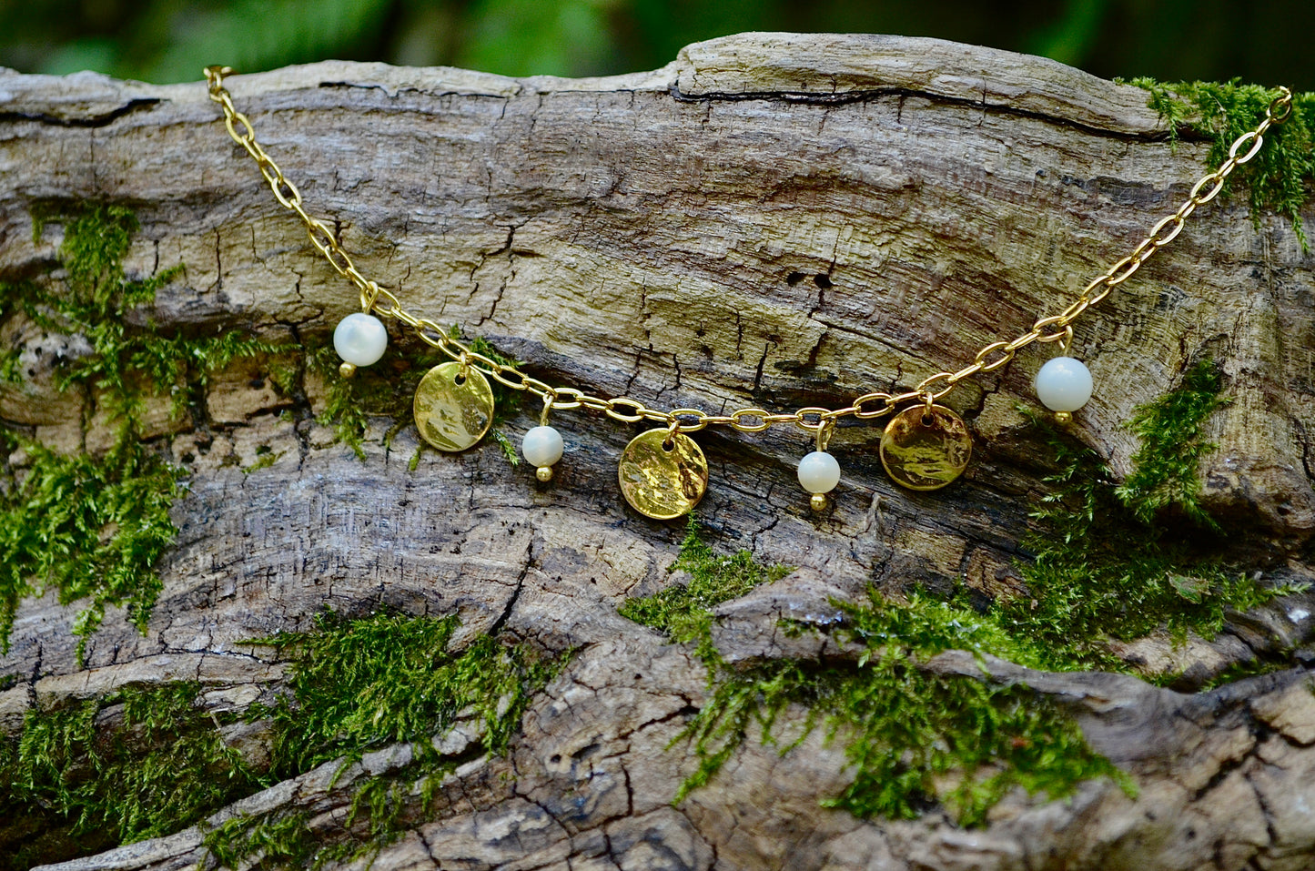 Collier Médaillons & Perles de Nacre – Doré à l’or 24k