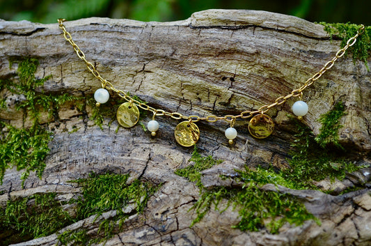 Collier Médaillons & Perles de Nacre – Doré à l’or 24k